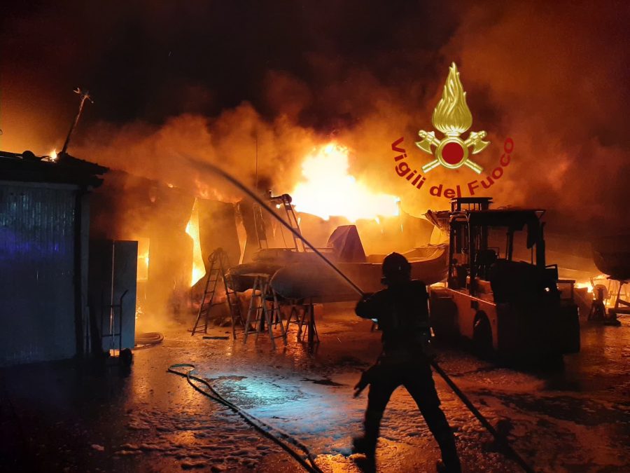 Fiumicino, vasto incendio in un cantiere navale di 3000 mq