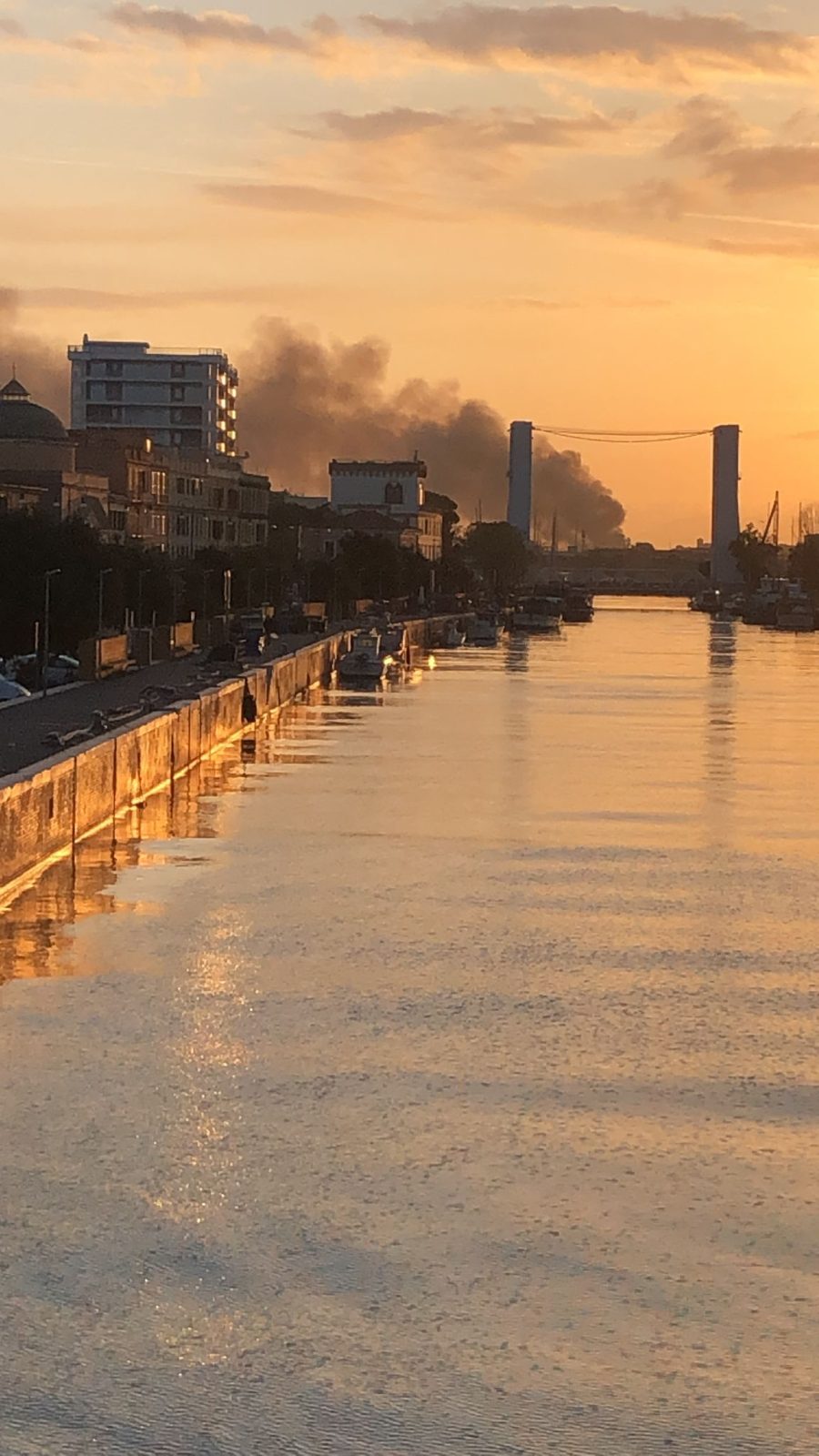 Fiumicino, vasto incendio in un cantiere navale di 3000 mq